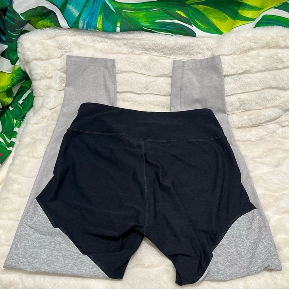 Outdoor Voices Medium Grey Black Colorblock Cropped Leggings - Picture 4 of 5